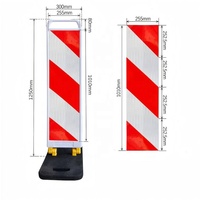Poteau de signalisation routière mobile rouge et blanc réfléchissant avec roulettes et base en caoutchouc pour la construction routière