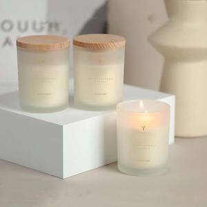Bougies parfumées en cire de soja dans des pots en verre de luxe, étiquette privée, avec couvercle en bois, bougie aromathérapeutique longue durée - Product Image 1