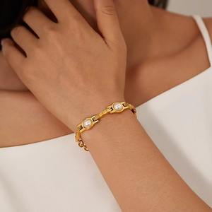 Brazalete Ajustable de Acero Inoxidable Chapado en Oro de 18K para Mujer, Diseño Elegante y Moderno con Perlas de Imitación y Bolas - Product Image 1