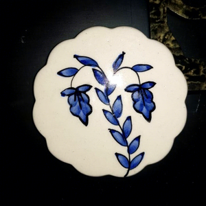 Ensemble de sous-verres ronds en céramique blanche faits à la main, modernes, écologiques et élégants, avec des motifs variés par KANT K - Product Image 1