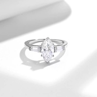 Bague de fiançailles plaquée or avec trois pierres de moissanite DiamondX, en promotion