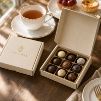 Boîte d'expédition personnalisée en carton crème pour truffes au chocolat gourmet avec plateau intérieur doré, pelliculage mat, ouverture facile, boîte cadeau