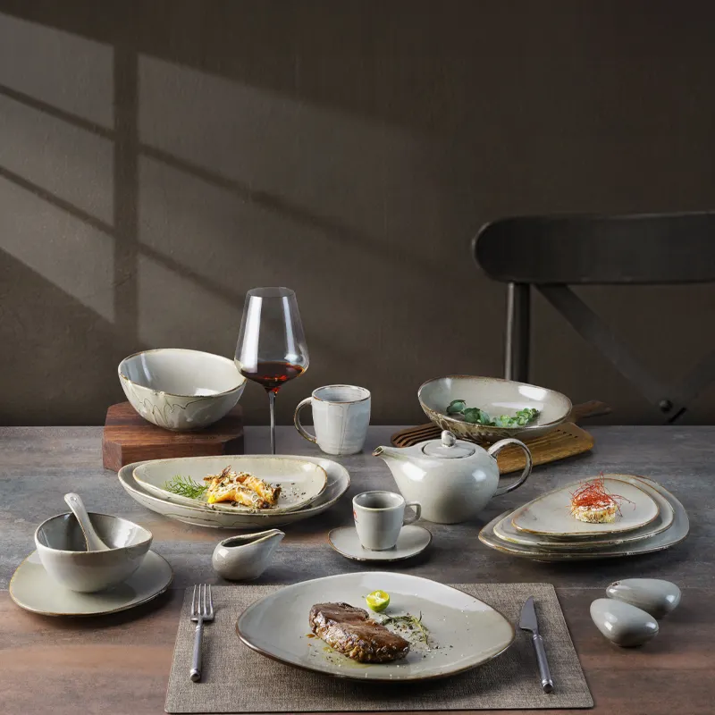 Four de service de table en porcelaine, vaisselle écologique de style nordique, couleur grise, en céramique de l'ouest pour restaurant, en porcelaine, or
