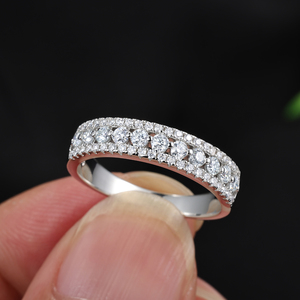 Anillo <span class=keywords><strong>de</strong></span> Moissanita LINNA <span class=keywords><strong>de</strong></span> 0.55 CTW con Pavé <span class=keywords><strong>de</strong></span> Clústeres <span class=keywords><strong>de</strong></span> Media Eternidad, Plata <span class=keywords><strong>de</strong></span> Ley 925, Certificado GRA, Delicado y Apilable, para Boda - Product Image 3