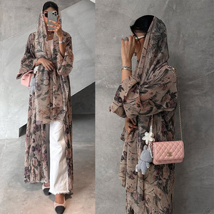 Set di <span class=keywords><strong>Abbigliamento</strong></span> Islamico per Donna: Cardigan Plissettato Stile Kimono con Stampa Floreale e Sciarpa, Moda Turca Primaverile - Product Image 2