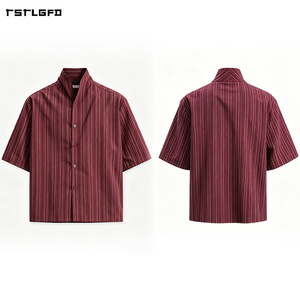เสื้อเชิ้ตผู้ชายสีขาว เทา น้ำตาล ลายทางหลากสี ผ้าฝ้ายผสมลินิน คอตั้ง แขนครึ่ง ทรงหลวม สไตล์ Old Money เหมาะสำหรับใส่ไปเที่ยวพักผ่อนช่วงฤดูร้อน - Product Image 4
