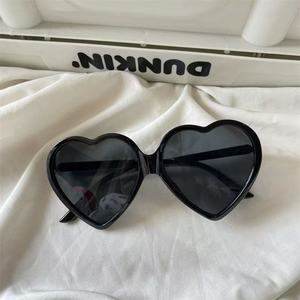 Nuevas Gafas de Sol con Forma de Corazón, Montura Completa de PC, Protección UV 100%, Espejo Decorativo, Primavera 2026 - Product Image 2