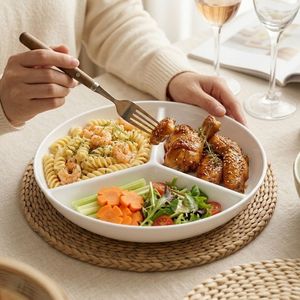 Plato de plástico de tres compartimentos, blanco, dividido, para porcionar y servir comida, uso doméstico. - Product Image 1