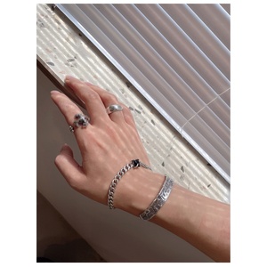 Bracciale Retrò Graffiti per Uomo e Donna, Braccialetti in Metallo con Scritte Anti-Guerra e Pace, Gioielli per Coppie e Regali di Amicizia - Product Image 6