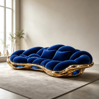 Canapé de luxe courbé en velours bleu roi capitonné avec base texturée or brillant, coussin à bulles et structure intégrée en fibre de verre