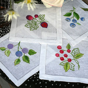 Serviettes de cocktail en lin de verger de bleuets et de figues – 100 % lin naturel, serviettes à boisson réutilisables, design de fruits écologiques - Product Image 1