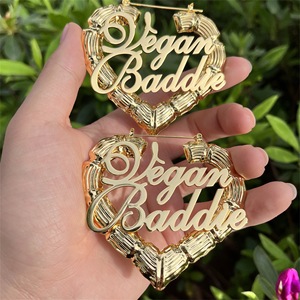 Pendientes de Aro de Bambú Personalizados en Forma de Corazón con Nombre y Letra en Acero Inoxidable Chapado en Oro de 18K - Product Image 2