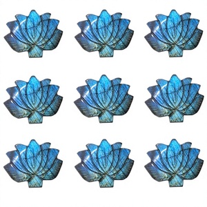 Cabochon de lotus sculpté en labradorite naturelle avec éclat bleu pour la fabrication de bijoux en gros - Product Image 1