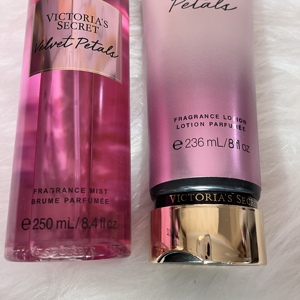 Set Victoria <span class=keywords><strong>Secret</strong></span> <span class=keywords><strong>Velvet</strong></span> Petals: Lozione Corpo 236ml e Spray Corpo 250ml, Profumo Originale per Donne - Product Image 4
