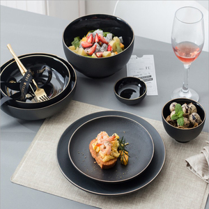Venta al por mayor de Oro Negro borde plano filete redondo plato de vajilla de porcelana - Product Image 1