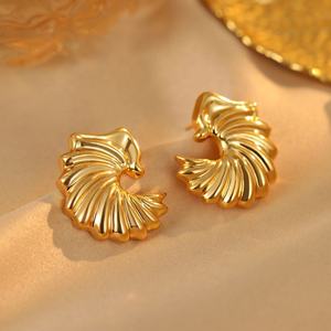 Boucles d'oreilles asymétriques en forme de dauphin argenté tendance européenne et américaine, design créatif et original, boucles d'oreilles à ailes pour femmes - Product Image 3