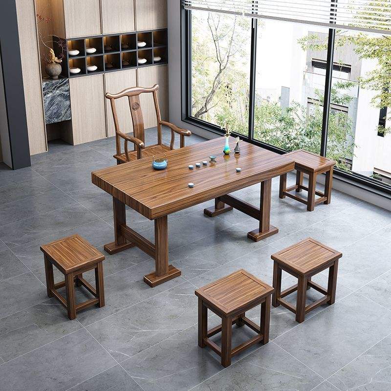 Table simple - 1 chaise chapeau d'officier - 4 tabourets carrés