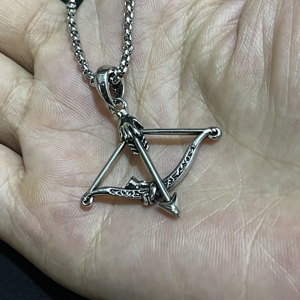 Collana Versatile in Acciaio Inossidabile con Ciondolo in Lega a Forma di Arco e Freccia 3D, Accessorio Hip Hop da Uomo per Maglione - Product Image 2