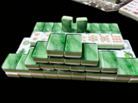 En gros, en stock, nouveau jeu de Mahjong de voyage personnalisé, 160 tuiles de Mahjong américaines de luxe en acrylique vert gravé à 4 couches
