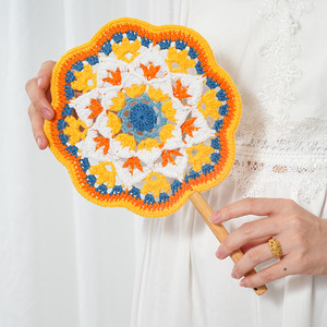 Éventail floral en crochet fait main avec manche en bois, style chinois, jouet de couture et de tissage pour femmes, idéal pour décorations de mariage ou comme cadeau - Product Image 2