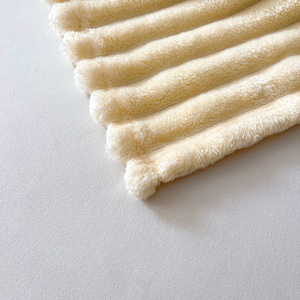 Couverture en <span class=keywords><strong>flanelle</strong></span> rayée en fourrure de lapin, en polaire corail, épaisse, chaude, légère, style européen américain, cadeau en gros - Product Image 3