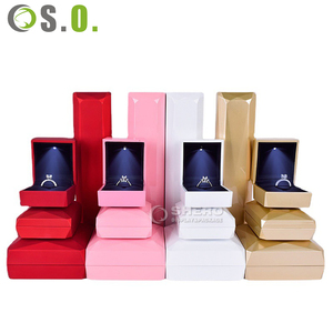 Caja de luz LED de plástico premium personalizada con logotipo dorado y rosa, juego de cajas para collar, pulsera, anillo, pendientes, caja de joyería - Product Image 2