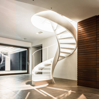 Escalier intérieur courbé de luxe avec poutres en acier courbées, marches en marbre et garde-corps en verre