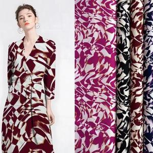 Keqiao tissu de rayonne de haute qualité imprimé <span class=keywords><strong>prix</strong></span> moins cher sur les marchandises prêtes 100 viscose 100 tissu tissé de rayonne pour <span class=keywords><strong>robe</strong></span> - Product Image 3