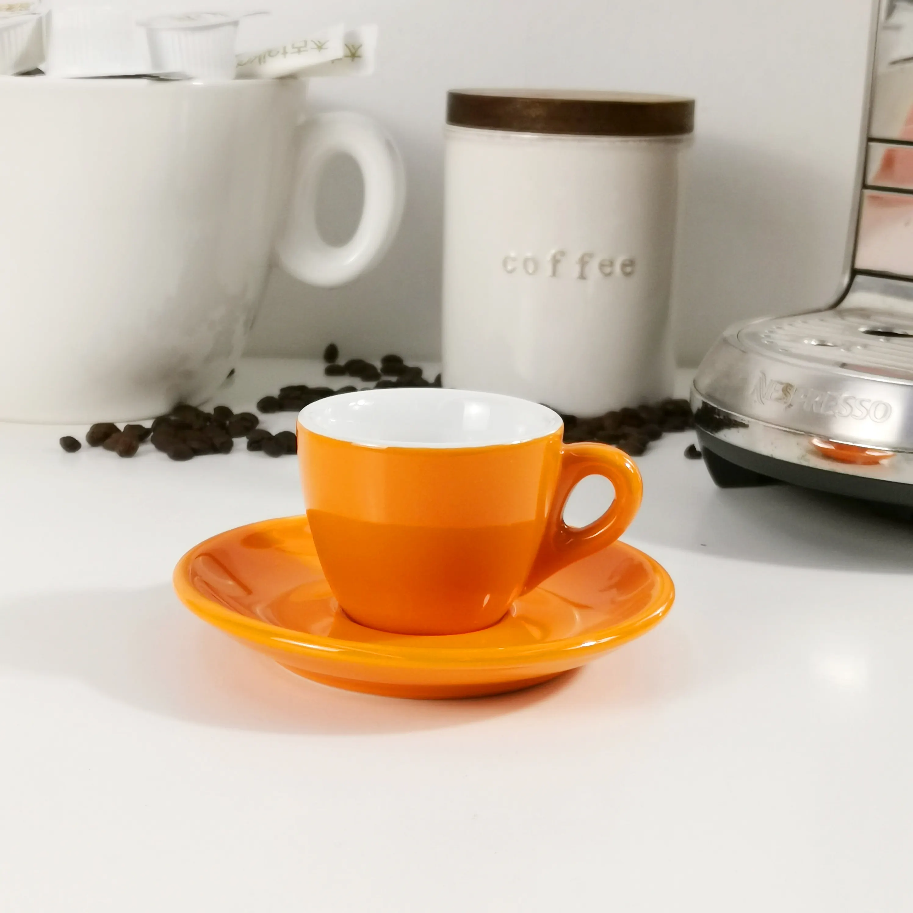 Set cangkir dan piring keramik, porselen profesional dipersonalisasi, berwarna, cangkir kopi dan piring untuk Kafe