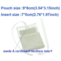 Pochette à bijoux en suède gris personnalisée avec logo en relief, style enveloppe, avec insert en carton pour collier