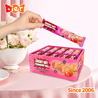 Vente en gros de bonbons personnalisés Marque distributeur Biscuits croustillants halal Rouleau soufflé au chocolat et aux fraises Sauce savoureuse Collation sucrée