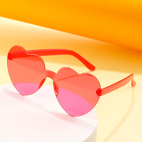 Lunettes de soleil en forme de cœur pour enfants Lunettes de soleil en forme de cœur Lunettes de soleil rouges en gros Lunettes de soleil couleur bonbon 2023 sans monture