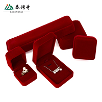 Boîte à bijoux de luxe carrée en velours avec couvercle rabattable, idéale pour les bagues, les boucles d'oreilles, la Saint-Valentin, et la présentation de petits ornements.