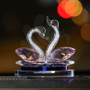 Ornement de voiture Cygne en cristal étincelant, thème animal en verre, décoration glamour Hollywood pour mariage et maison - Product Image 2