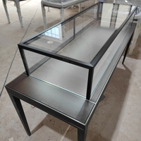 Comptoir de luxe en cuir sur mesure avec vitrine de présentation en verre antique de musée, pieds de table et verrouillable, pour boutique de montres
