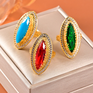 Bague de fiançailles rétro de luxe en laiton plaqué or 18 carats avec zircon, style ethnique vintage, pour femme - Product Image 1