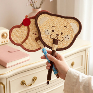 Éventail en paille de blé tressé à la main, motif cochon de dessin animé mignon, élégant et féminin, idéal pour se rafraîchir en été. - Product Image 4