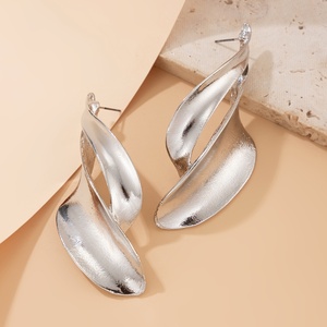 Pendientes minimalistas con forma de hoja de estilo europeo y americano de Jingciren Boutique para mujer, diseño de hoja vintage, elegante embalaje en caja de regalo - Product Image 3