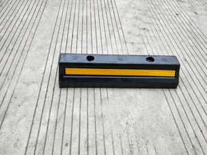 Butée de roue en caoutchouc pour parking, butée de roue de <span class=keywords><strong>voiture</strong></span> en caoutchouc avec bandes réfléchissantes - Product Image 4