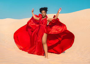 Robe de soirée rouge premium en satin, col en V, dos nu, fente haute, taille naturelle, pour l'été, bal de promo, export B2B pour femmes - Product Image 1