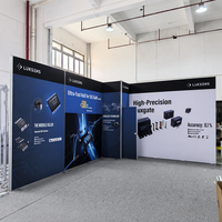 Stand d'exposition durable de 20 pieds avec éclairage LED rétroéclairé SEG, porte de cabine d'essayage et toile de fond imprimée sur mesure, éclairage LED pour salons professionnels et événements