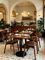 Table ronde vintage en bois massif pour deux personnes avec pieds en fer forgé et chaises en cuir PU pour cafés, bars et hôtels