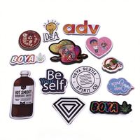 Autocollant de logo d'étiquette personnalisée en PVC imperméable auto-adhésif autocollant de personnage de dessin animé découpé pour ordinateur portable