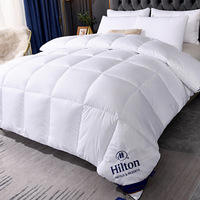 Couette matelassée toutes saisons Hilton pour hôtel, taille standard, en microfibre de polyester, fournie par le fabricant