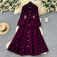 Robe longue en velours style français vintage avec strass, col montant, manches lanternes, ceinture et simple boutonnage pour l'automne-hiver