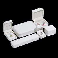 Boîte à bijoux FORTE en cuir PU blanc de luxe d'usine Boîtes d'emballage avec logo personnalisé Boîtes à bagues en cuir PU pour bijoux bracelet et collier