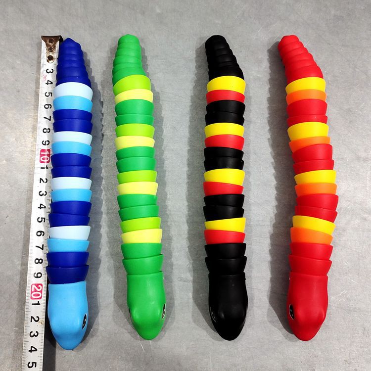 The color of the 24-centimeter-long snake is random