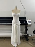 Robe de soirée élégante sans bretelles et sans manches, ajustée, blanche longue, drapée avec liens, ornée de détails brillants, pour femme