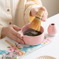 Coffret cadeau Astief Matcha comprenant un bol à matcha à glaçage léger, un support pour chasen, un fouet en bambou, une cuillère à thé, un tamis, un ensemble de fouets à thé matcha
