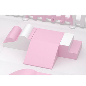 Ensemble de jeu d'intérieur rose avec blocs souples et clôture pour la zone de jeux à domicile des enfants - Product Image 2